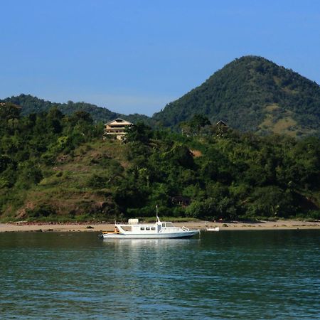 Merdeka House Maluk Exterior photo
