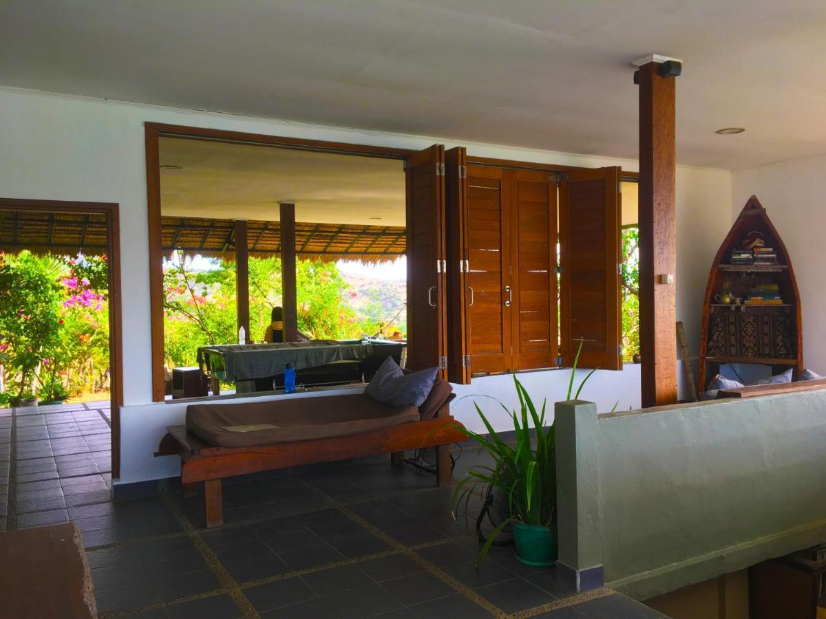 Merdeka House Maluk Exterior photo