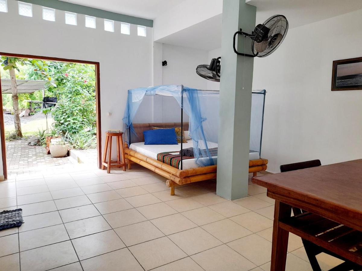 Merdeka House Maluk Exterior photo