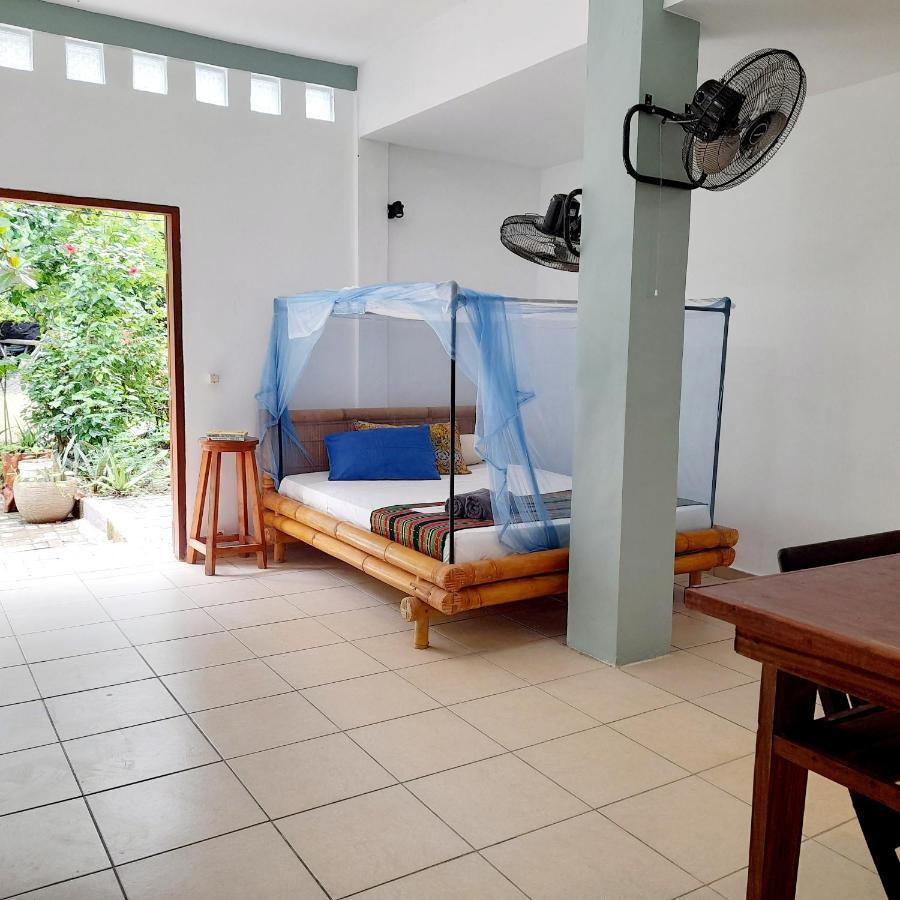 Merdeka House Maluk Exterior photo